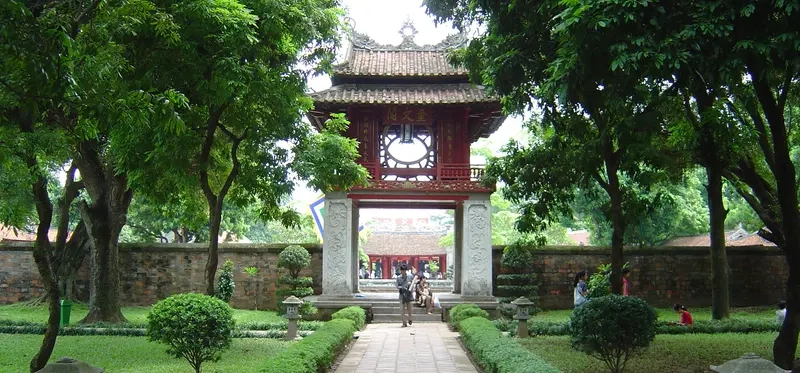 Ngắm nhìn hình ảnh văn miếu quốc tử giám trong ánh sáng huyền bí