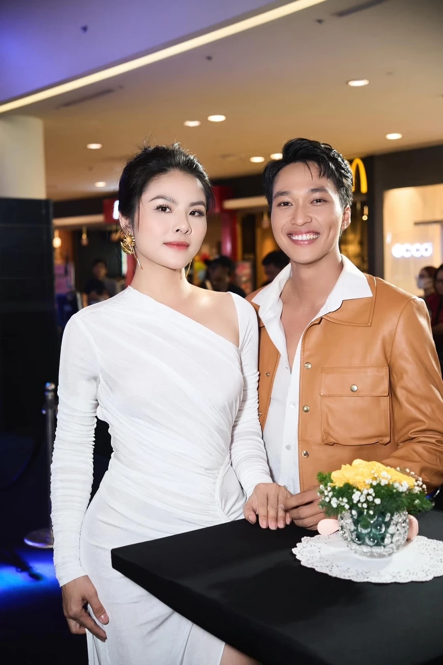 Vân Trang mặc áo dài Cô luôn xinh đẹp, duyên dáng trong tà áo dài truyền thống