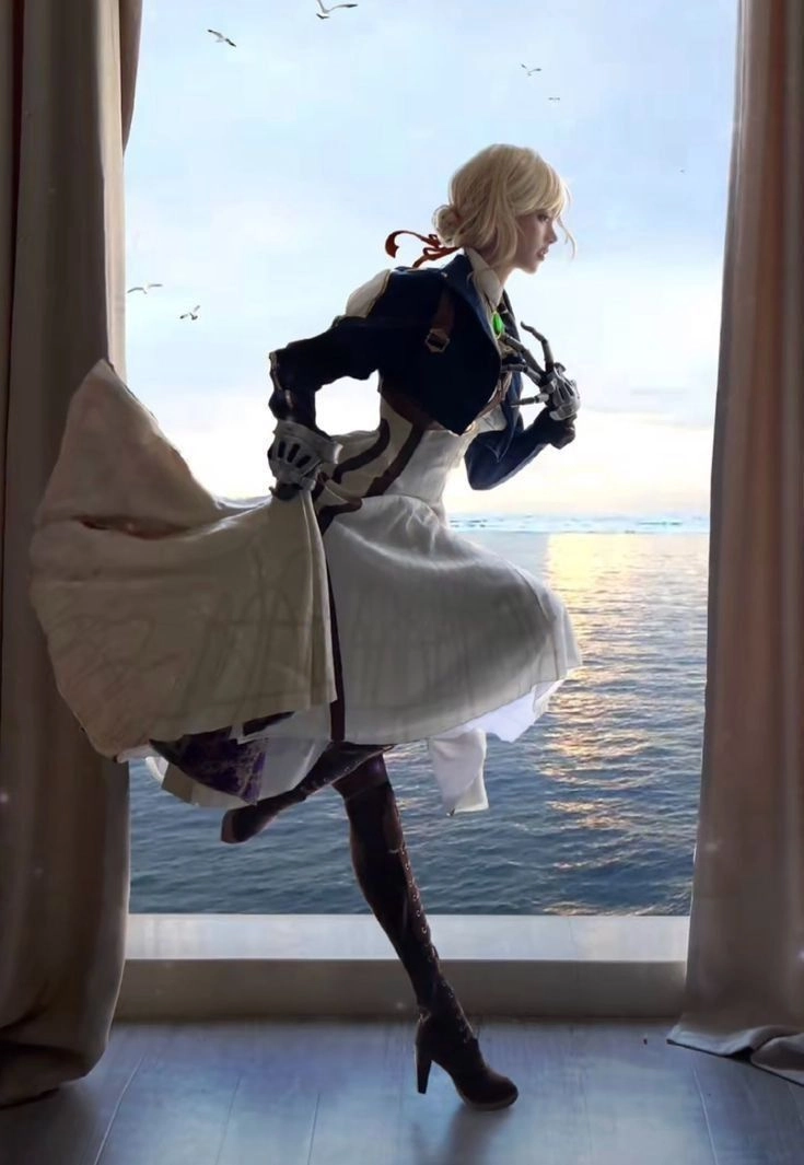 Violet Evergarden cosplay gây ấn tượng tại lễ hội