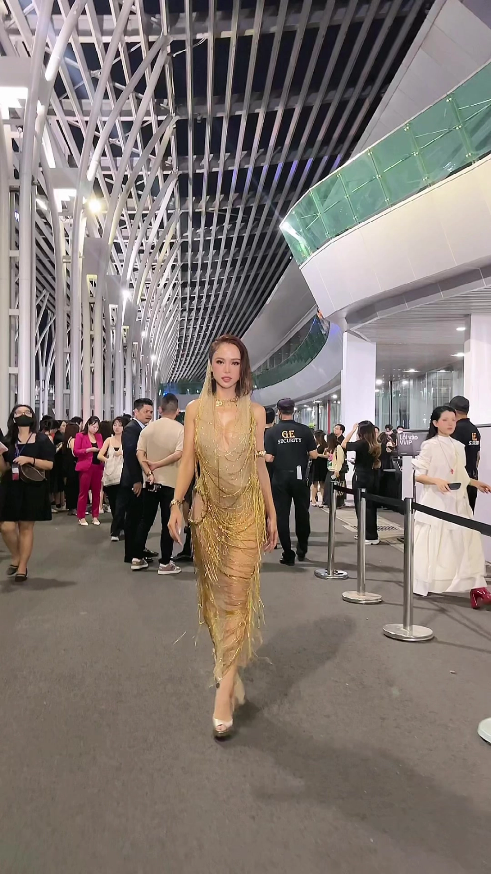 Vũ Ngọc Anh debut chính thức với sự nghiệp âm nhạc đầy triển vọng và cá tính mạnh mẽ