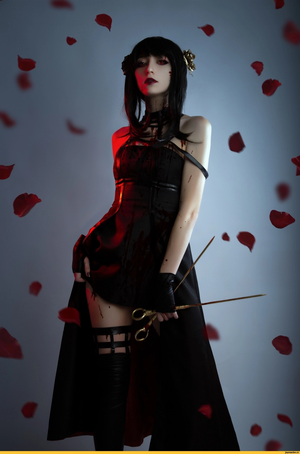 Yor Forger Cosplay tạo nên một hình ảnh hoàn hảo của nhân vật trong Spy x Family