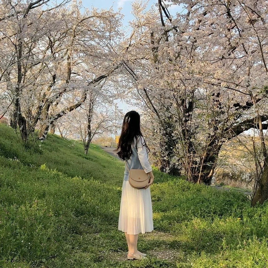 Hình con gái đẹp dễ thương che mặt lan tỏa năng lượng tích cực