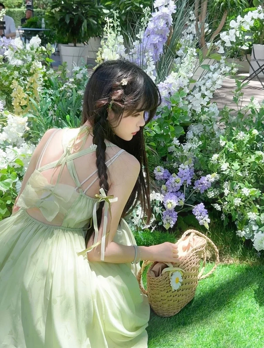 Hình gái xinh che mặt tạo cảm giác nhẹ nhàng và cuốn hút