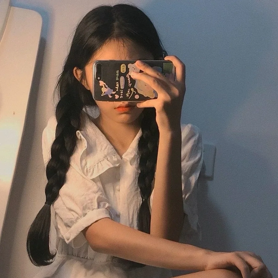 Anh gai xinh che mat mang vẻ ngây thơ nhưng vẫn đầy quyến rũ