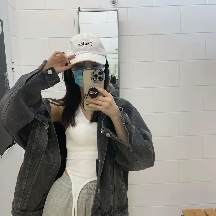 Gái cute che mặt mang đến sự ngọt ngào và đáng yêu khó cưỡng