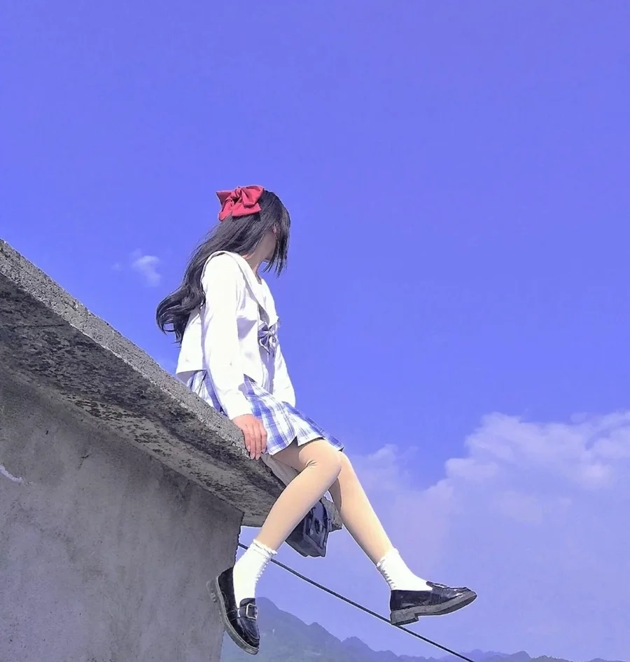 Ảnh gái đẹp tóc dài che mặt tạo vẻ quyến rũ và nữ tính tinh tế