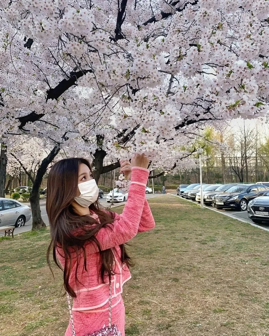 Hình ảnh cô gái tóc ngắn che mặt cá tính và cuốn hút từng ánh nhìn