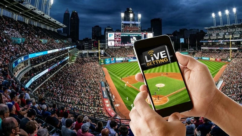 Người chơi phân tích kèo trên ứng dụng di động, tận dụng trải nghiệm di động tiện lợi.