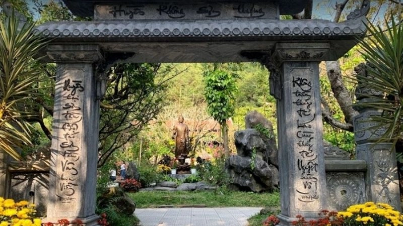 Chùa Huyền Không Sơn Thủy Huế hòa quyện núi non sông nước