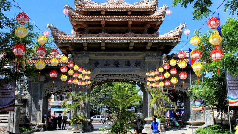 Chùa Long Sơn đường đi dễ dàng cho khách tham quan