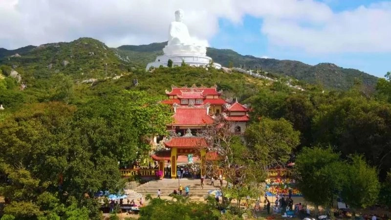 Hình ảnh Chùa Ông Núi ấn tượng từ trên cao