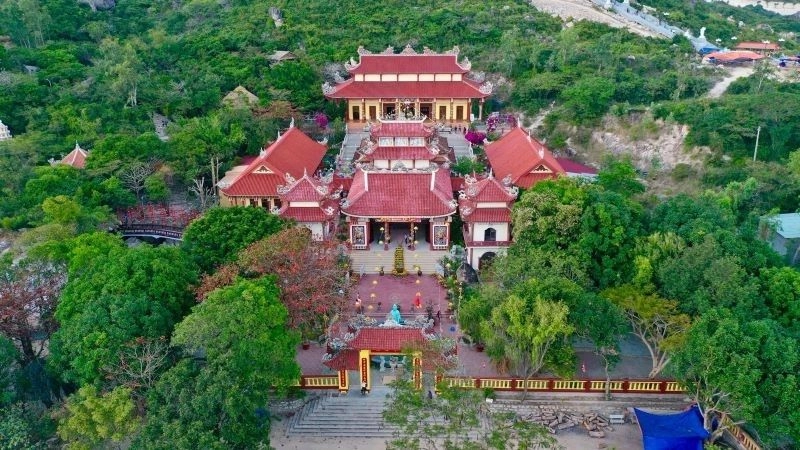 Đường lên chùa Ông Núi chinh phục thử thách hùng vĩ