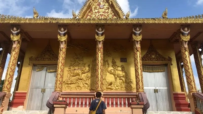 Hình ảnh chùa Som Rong rực rỡ giữa sắc vàng cổ kính