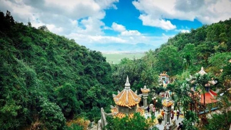 Đường lên chùa Suối Đổ uốn lượn giữa thiên nhiên hùng vĩ