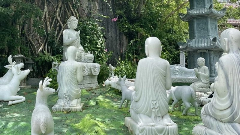 Đường lên chùa Tam Thai uốn lượn giữa núi non hùng vĩ