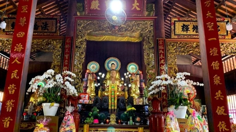 Hình ảnh chùa Tôn Thạnh uy nghiêm giữa khung cảnh thanh tịnh