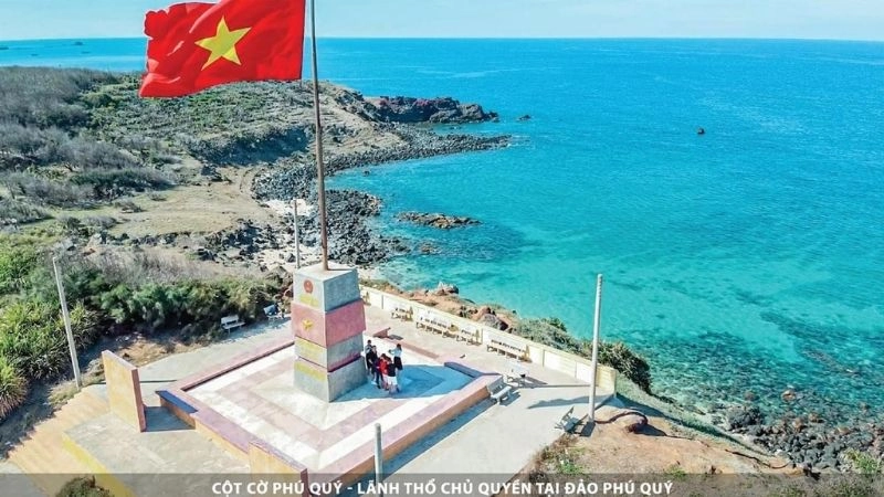 Hình ảnh cột cờ Phú Quý qua góc nhìn du khách