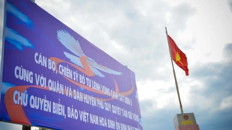 Cột cờ Phú Quý biểu tượng tự hào biển đảo