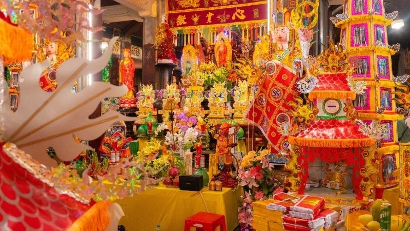 Dâng lễ đền Bão Lộc thành tâm cầu phúc lộc an khang