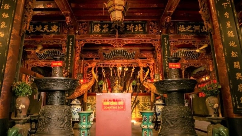 Bình yên Đền Quán Thánh giữa lòng phố xá ồn ào