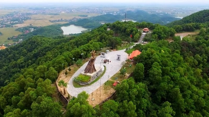 Hình ảnh của đền Sóc giữa núi rừng xanh mát hùng vĩ