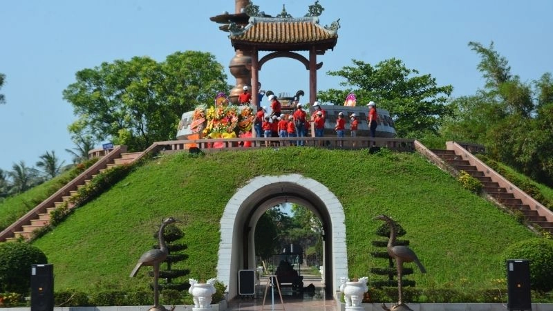 Thăm thành cổ Quảng Trị để tưởng nhớ người anh hùng