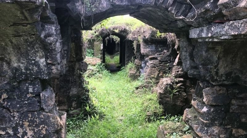 Dừng chân tại di tích thành cổ Quảng Trị đầy cảm xúc