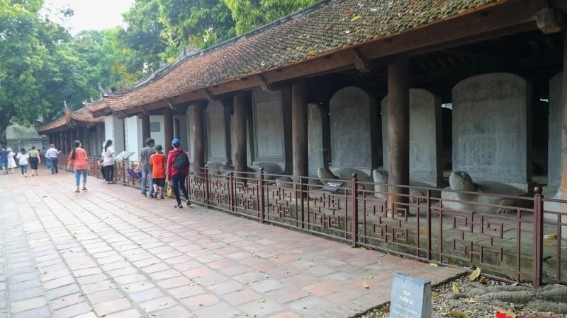 Chạm tay vào bia tiến sĩ cầu may mắn cho sĩ tử