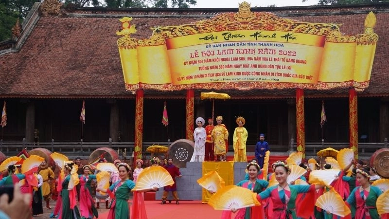 Hòa mình vào không khí trang trọng của lễ hội Lam Kinh