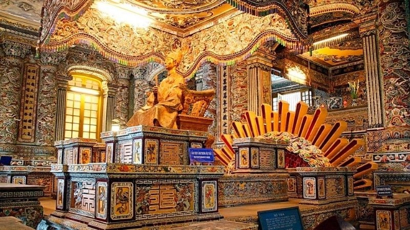 Dành thời gian khám phá lăng Khải Định đầy thú vị