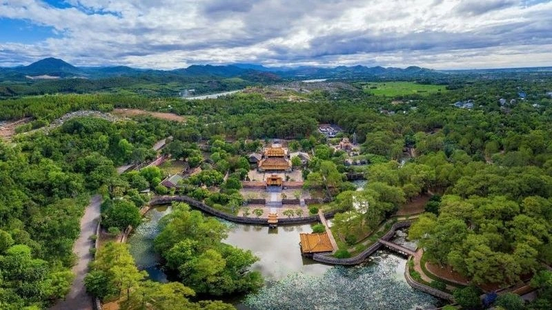 Cảm nhận bình yên lăng Tự Đức giữa chốn non nước hữu tình