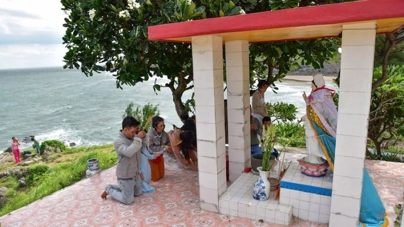 Đường đi xuống Miếu Hòn Bà độc đáo giữa sóng nước