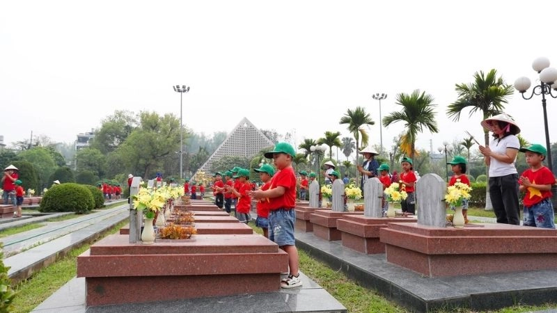 Nghĩa trang liệt sĩ A1 thăm quan hành trình tri ân các anh hùng