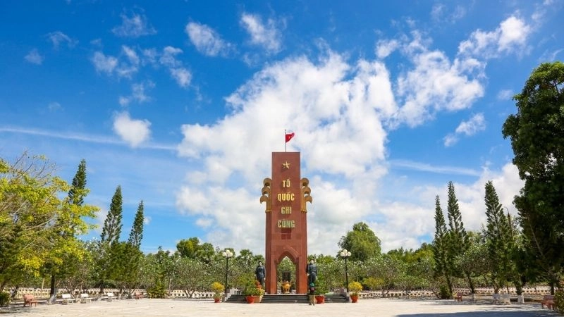 Thăm Nghĩa trang Trường Sơn tri ân anh hùng liệt sĩ