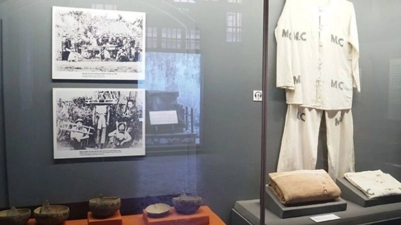 Tham quan nhà tù Hỏa Lò khám phá lịch sử