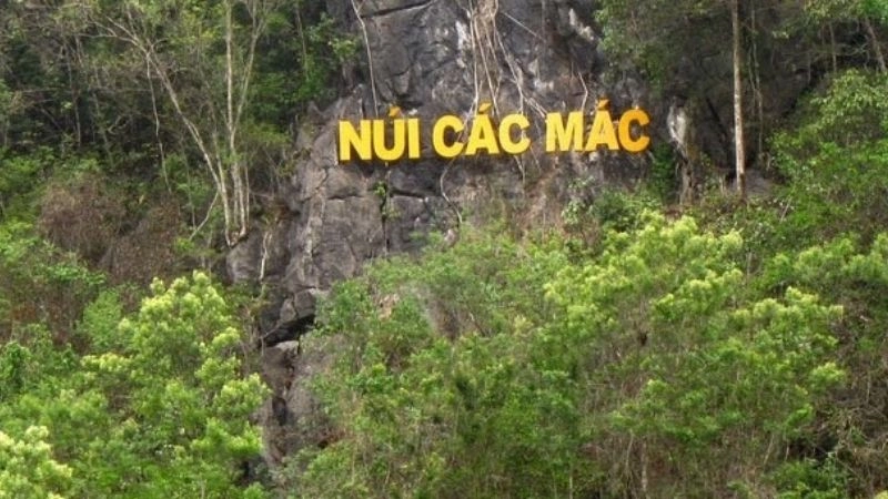 Núi Các Mác sừng sững bên Suối Lê Nin xanh biếc