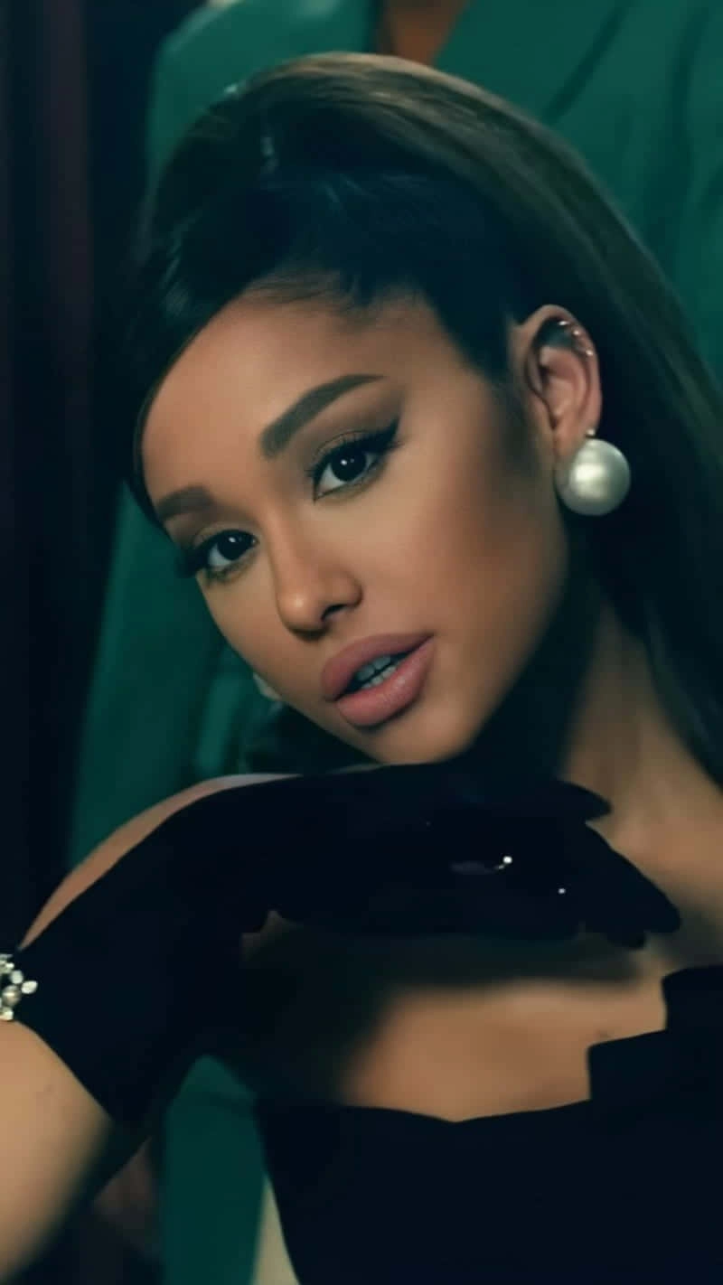 Supernatural Ariana Grande màn xuất hiện đầy bí ẩn