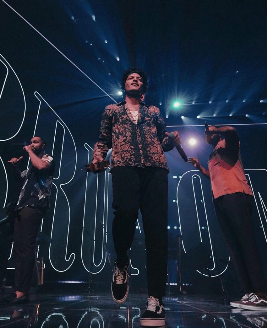 Apt Bruno Mars gây ấn tượng mạnh với phong cách khác biệt