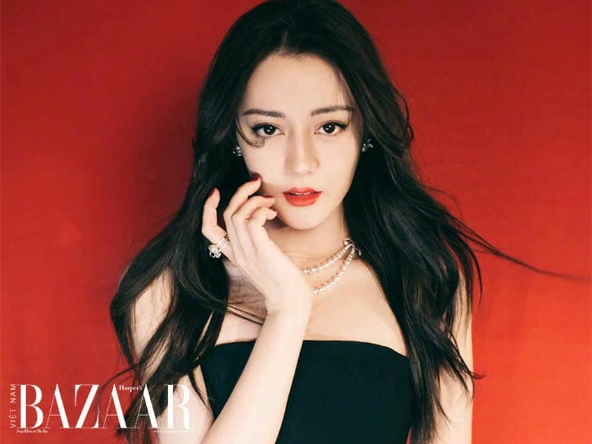 Địch Lệ Nhiệt Ba cao bao nhiêu vẫn giữ thần thái cuốn hút