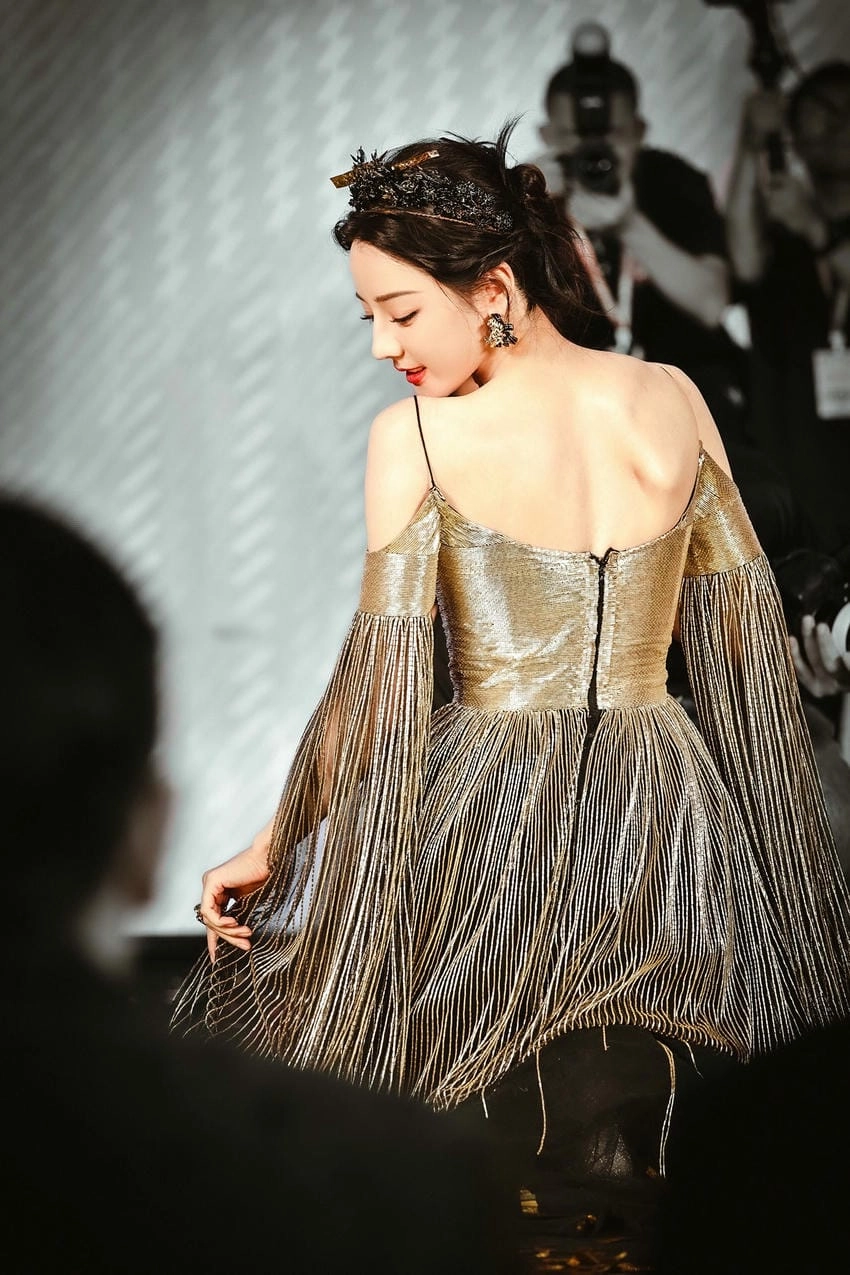 Review phim Địch Lệ Nhiệt Ba giúp người xem có góc nhìn rõ nét