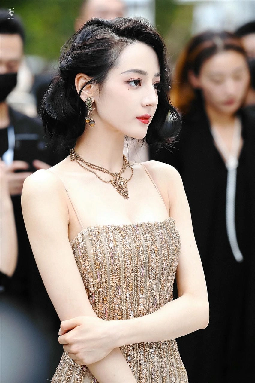 Địch Lệ Nhiệt Ba tuổi cho thấy nhan sắc trẻ trung vượt thời gian