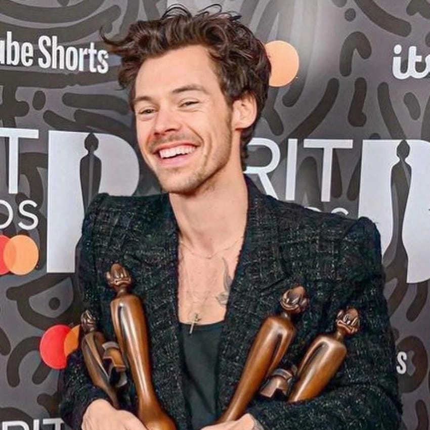 Harry Styles ngôi sao nhạc pop khiến fan toàn cầu say mê