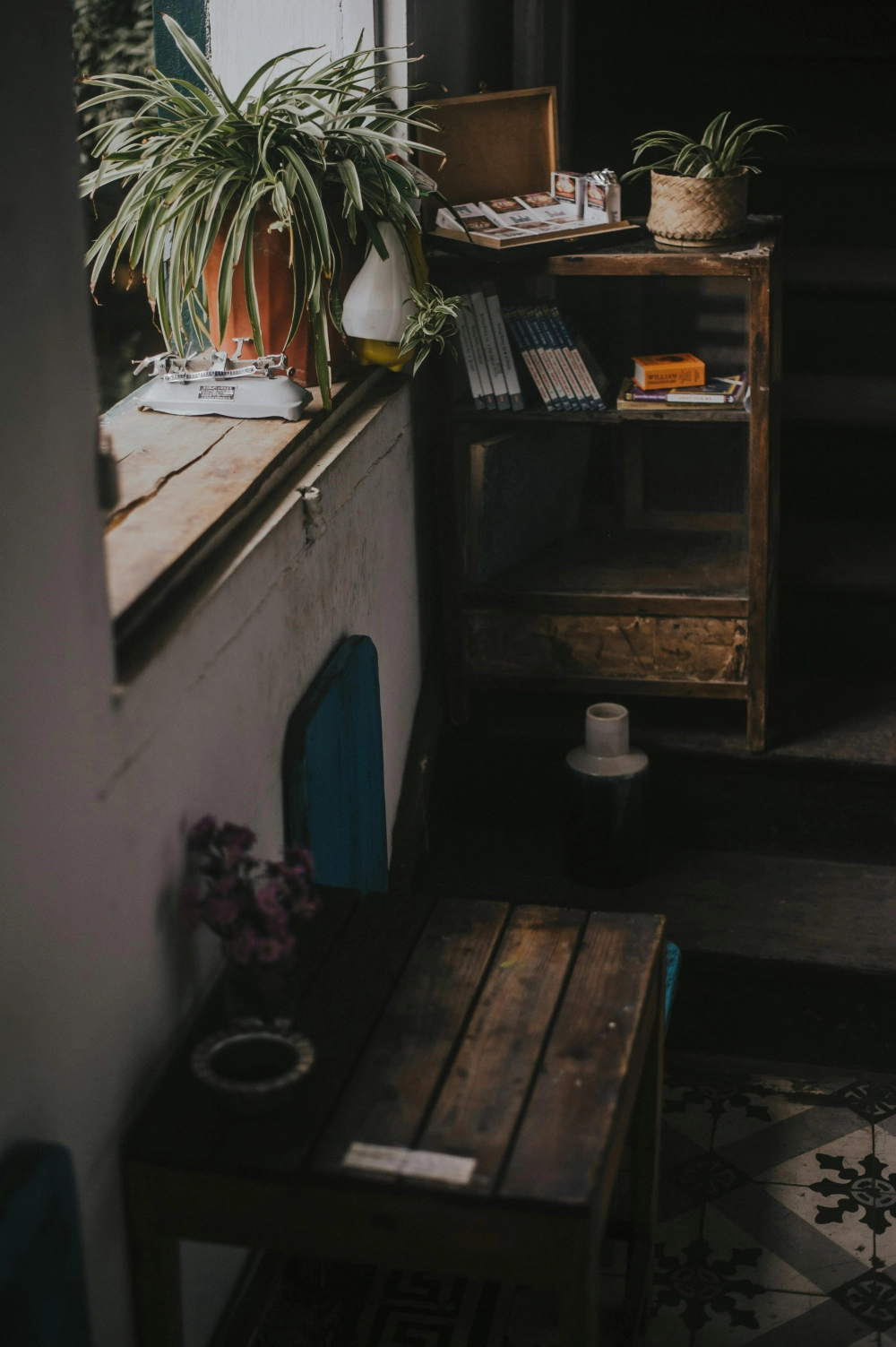 Hình nền kệ sách cho desktop hiện đại đầy sáng tạo