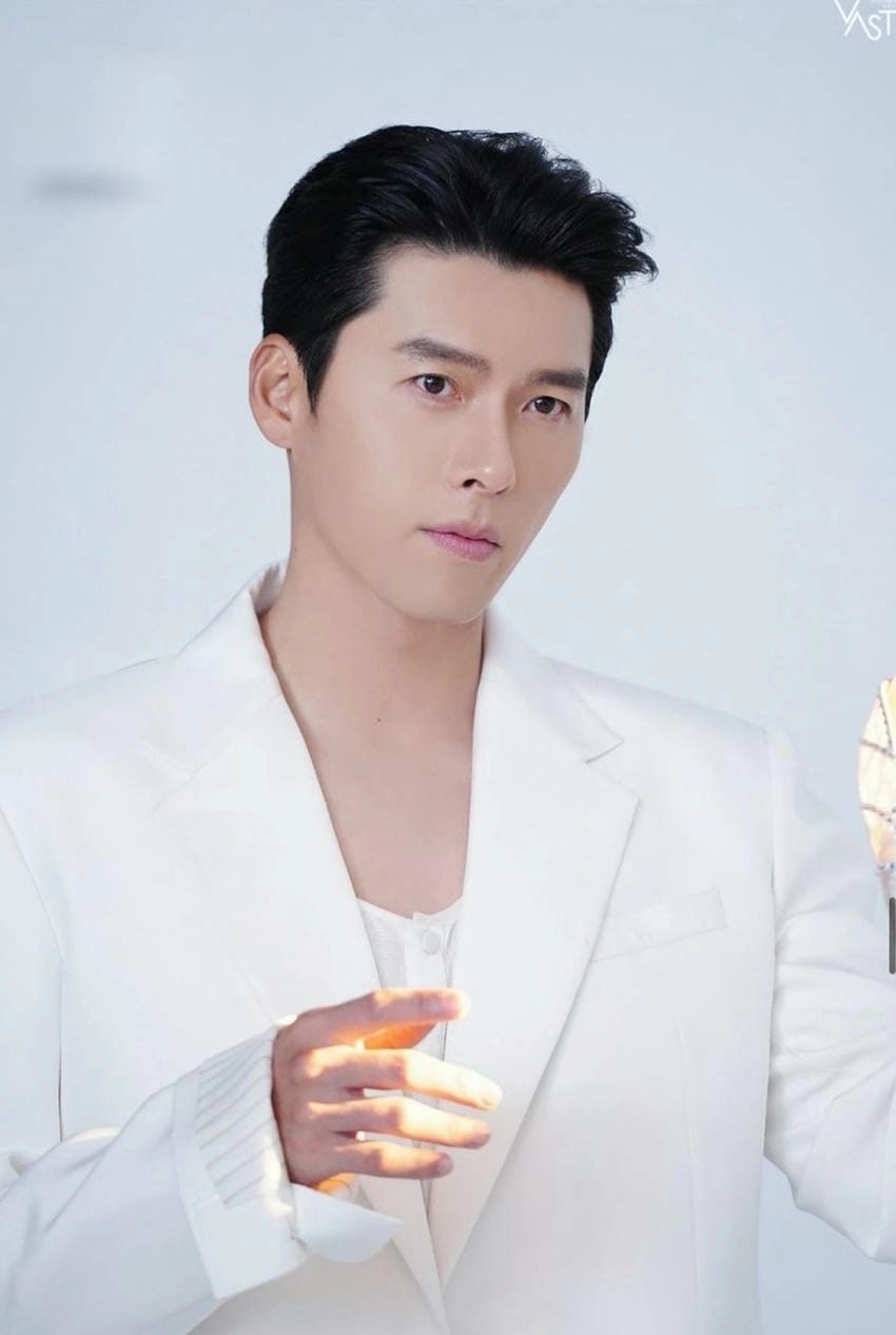 Diễn viên Hyun Bin sở hữu thần thái cuốn hút