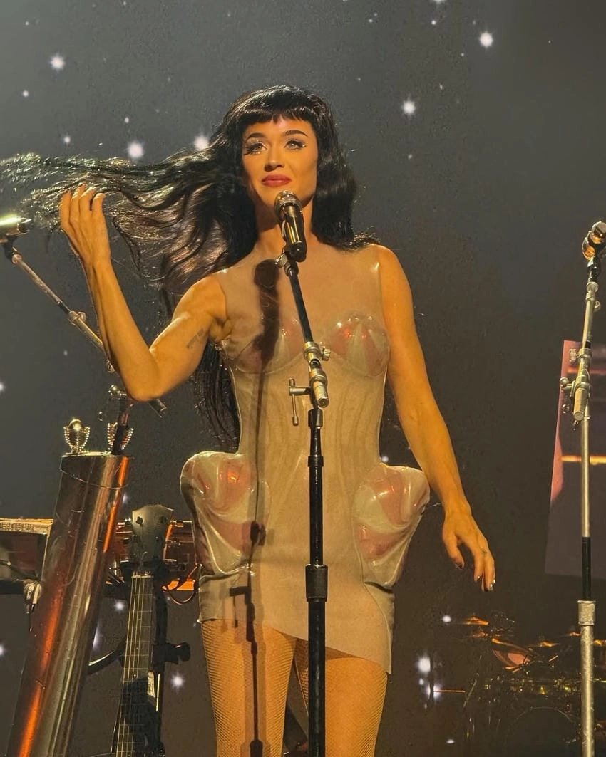 Dark Horse Katy Perry gây bùng nổ với thần thái ma mị