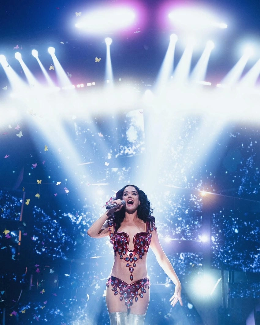 Katy Perry space khắc họa vẻ đẹp huyền ảo đầy mê hoặc