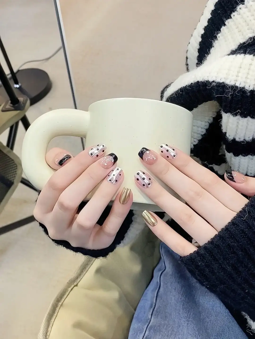 Nail chấm bi đơn giản tinh tế sang trọng