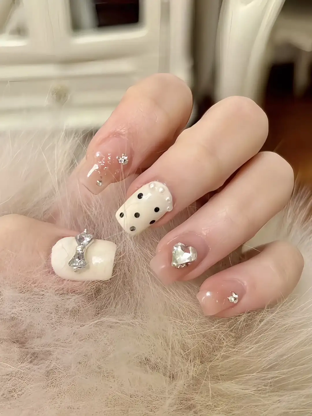 Vẽ nail chấm bi sáng tạo nghệ thuật nổi bật