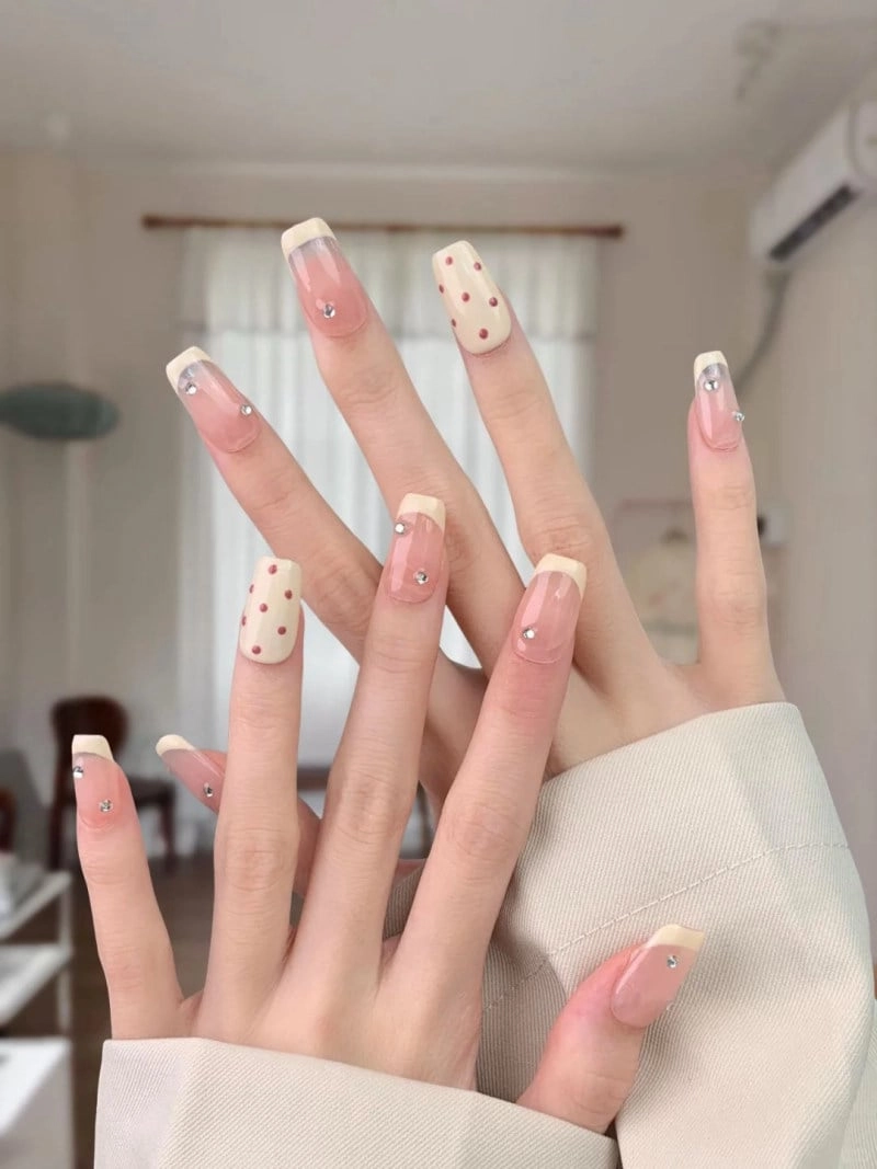 Chấm bi nail tinh tế cá tính cuốn hút