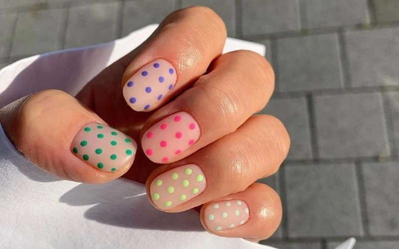 Mẫu nail chấm bi đơn giản nhẹ nhàng duyên dáng